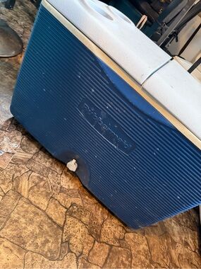 Rubbermaid Blue and White Beverage Cooler with Drain Spout